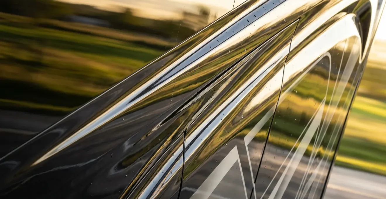 Autocar moderne filant sur autoroute au lever du soleil