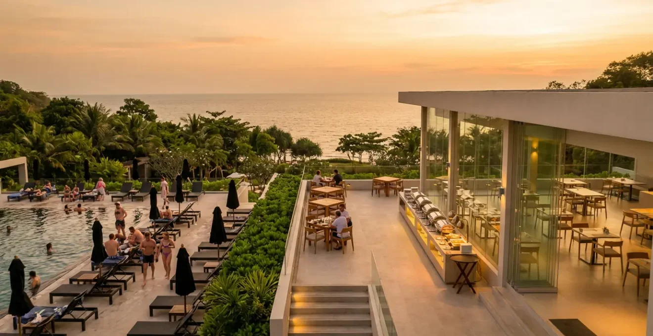 Vue aérienne d'un complexe hôtelier avec piscine montrant les espaces de restauration et les zones de détente