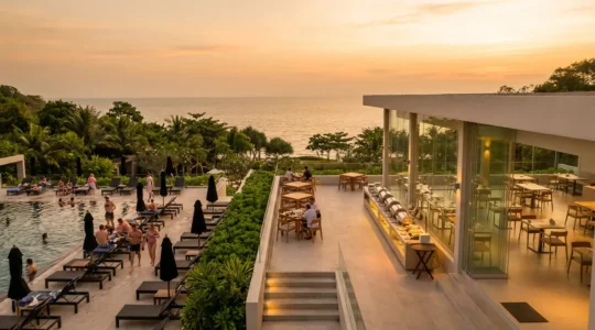 Vue aérienne d'un complexe hôtelier avec piscine montrant les espaces de restauration et les zones de détente