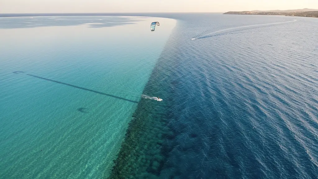 Vue aérienne comparant une lagune plate et une mer avec clapot pour le kitesurf