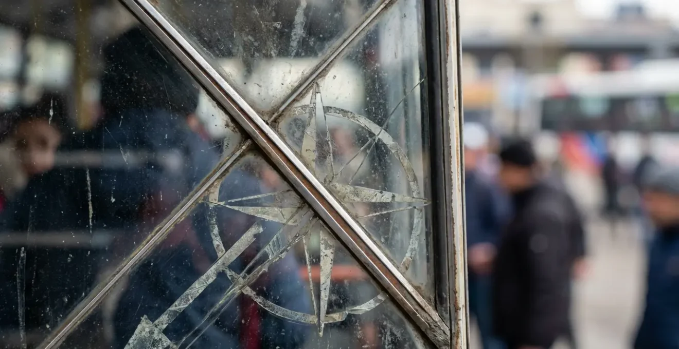 Gros plan sur un panneau de destination artisanal sur un pare-brise de bus