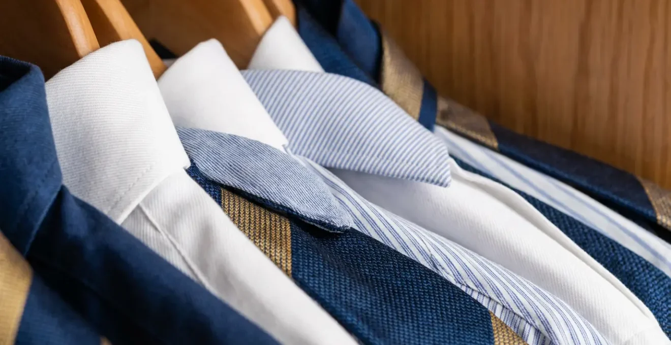 Chemises professionnelles suspendues dans une armoire d'hôtel luxueuse