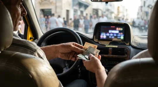 Taxi jaune de Tunis avec compteur visible et main tendant de la monnaie au chauffeur