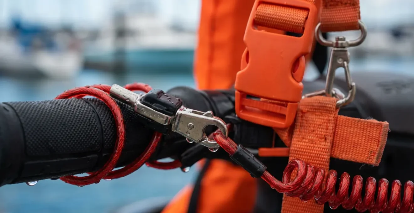 Gros plan sur les équipements de sécurité d'un jet-ski avant location